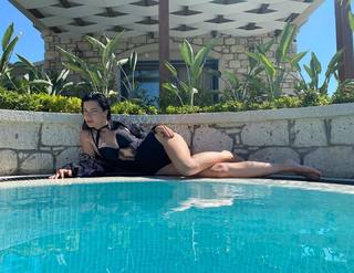 Merve Bolugur feet photo thumbnail