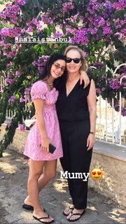 Merve Bolugur feet photo thumbnail