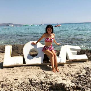 Merve Bolugur feet photo thumbnail