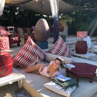 Merve Bolugur feet photo thumbnail