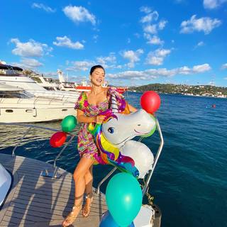 Merve Bolugur feet photo thumbnail