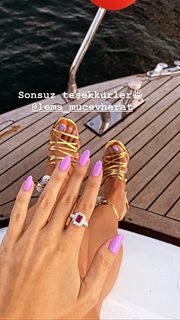 Merve Bolugur feet photo thumbnail