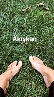 Merve Bolugur feet photo thumbnail