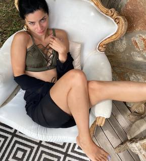 Merve Bolugur feet photo thumbnail