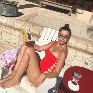 Merve Bolugur feet photo thumbnail