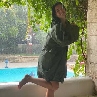 Merve Bolugur feet photo thumbnail