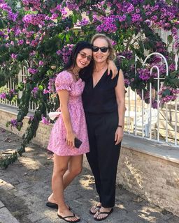 Merve Bolugur feet photo thumbnail