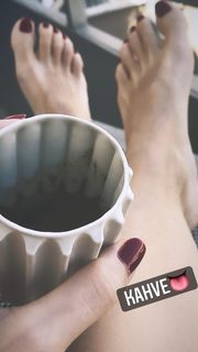 Merve Bolugur feet photo thumbnail