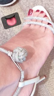 Merve Bolugur feet photo thumbnail