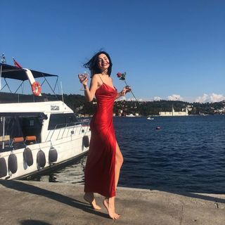 Merve Bolugur feet photo thumbnail