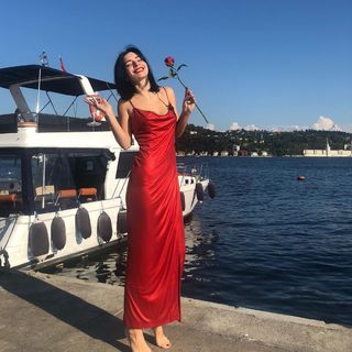 Merve Bolugur feet photo thumbnail