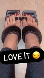 Merve Bolugur feet photo thumbnail