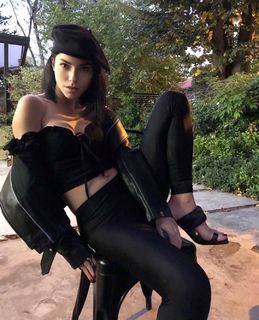 Merve Bolugur feet photo thumbnail