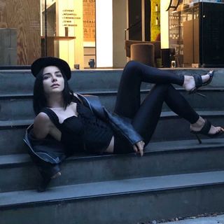 Merve Bolugur feet photo thumbnail