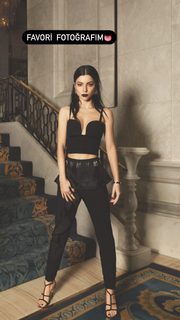 Merve Bolugur feet photo thumbnail