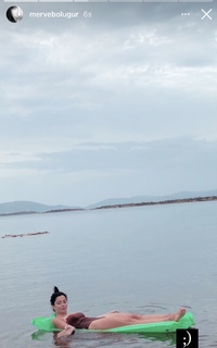 Merve Bolugur feet photo thumbnail