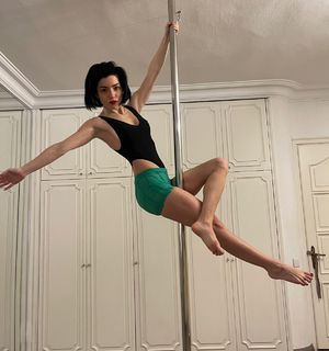 Merve Bolugur feet photo thumbnail