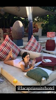 Merve Bolugur feet photo thumbnail