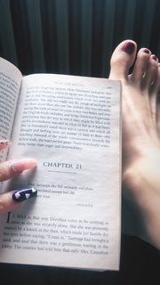 Merve Bolugur feet photo thumbnail