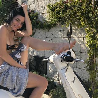 Merve Bolugur feet photo thumbnail