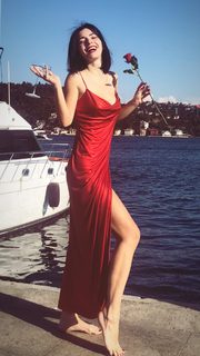 Merve Bolugur feet photo thumbnail