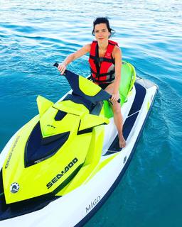 Merve Bolugur feet photo thumbnail