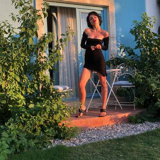 Merve Bolugur feet photo thumbnail