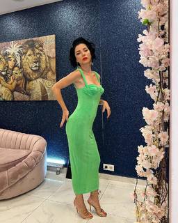 Merve Bolugur feet photo thumbnail