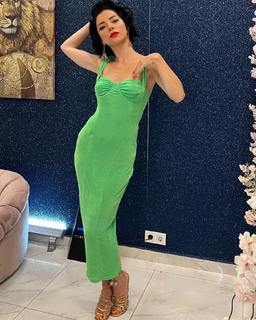 Merve Bolugur feet photo thumbnail