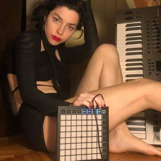 Merve Bolugur feet photo thumbnail