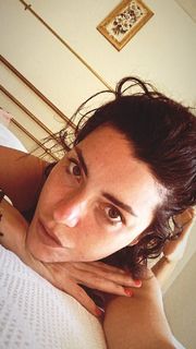 Merve Bolugur feet photo thumbnail