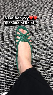 Merve Bolugur feet photo thumbnail