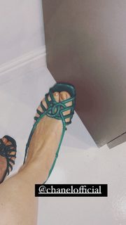 Merve Bolugur feet photo thumbnail