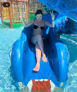 Merve Bolugur feet photo thumbnail