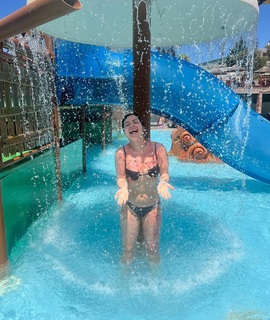 Merve Bolugur feet photo thumbnail