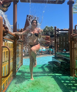 Merve Bolugur feet photo thumbnail