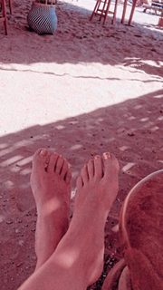 Merve Bolugur feet photo thumbnail