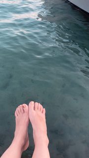 Merve Bolugur feet photo thumbnail