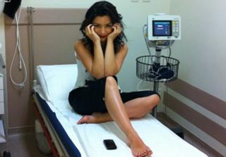 Merve Bolugur feet photo thumbnail