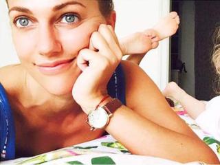 Meryem Uzerli feet photo thumbnail