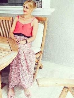 Meryem Uzerli feet photo thumbnail