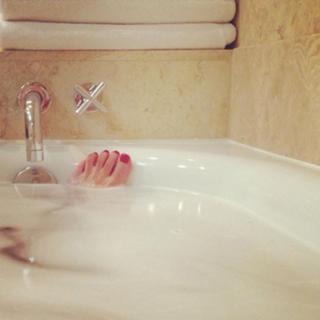 Meryem Uzerli feet photo thumbnail