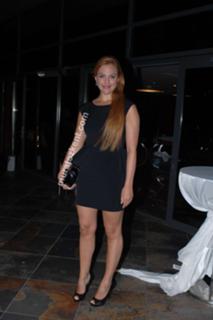 Meryem Uzerli feet photo thumbnail