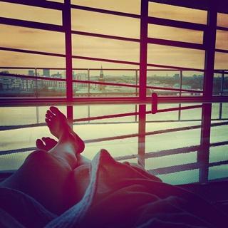 Meryem Uzerli feet photo thumbnail