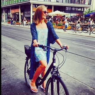 Meryem Uzerli feet photo thumbnail