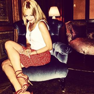 Meryem Uzerli feet photo thumbnail