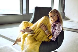 Meryem Uzerli feet photo thumbnail