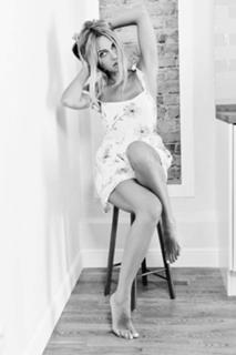 Meryem Uzerli feet photo thumbnail