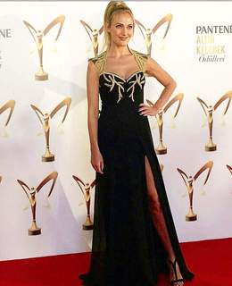 Meryem Uzerli feet photo thumbnail