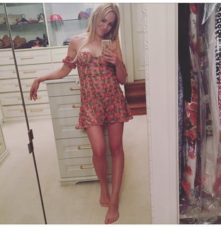 Meryem Uzerli feet photo thumbnail